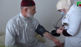 Специалисты призывают пожилых людей вакцинироваться от COVID-19